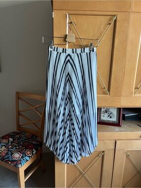Forever New Black & White Pleated Skirt - size 2